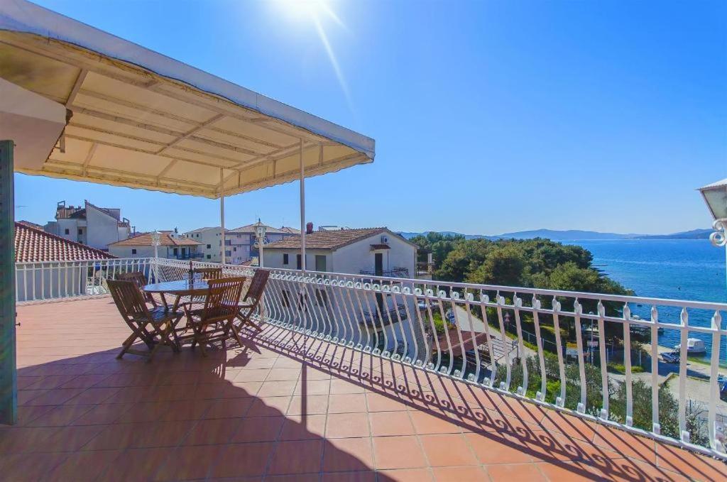 טרוגיר Three Bedroom Apartment With Amazing Sea View מראה חיצוני תמונה
