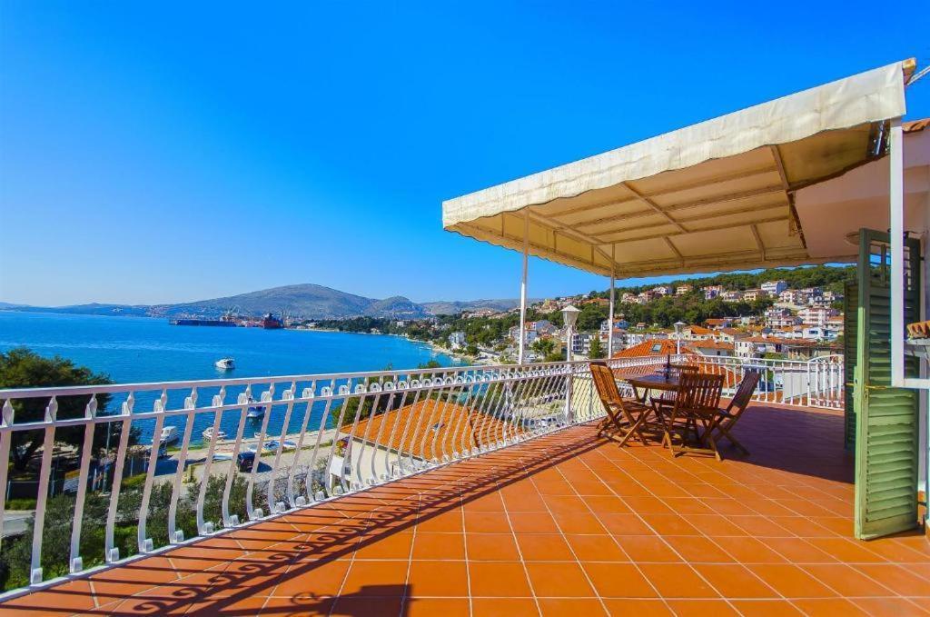 טרוגיר Three Bedroom Apartment With Amazing Sea View מראה חיצוני תמונה